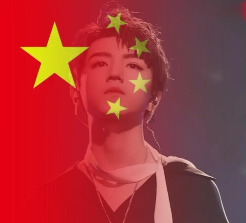 周也雪场晒滑雪照,运动装扮活力满满